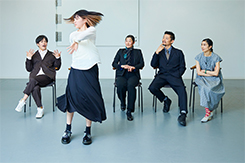 岡田利規 ダンス作品兼演劇作品『ダンスの審査員のダンス』