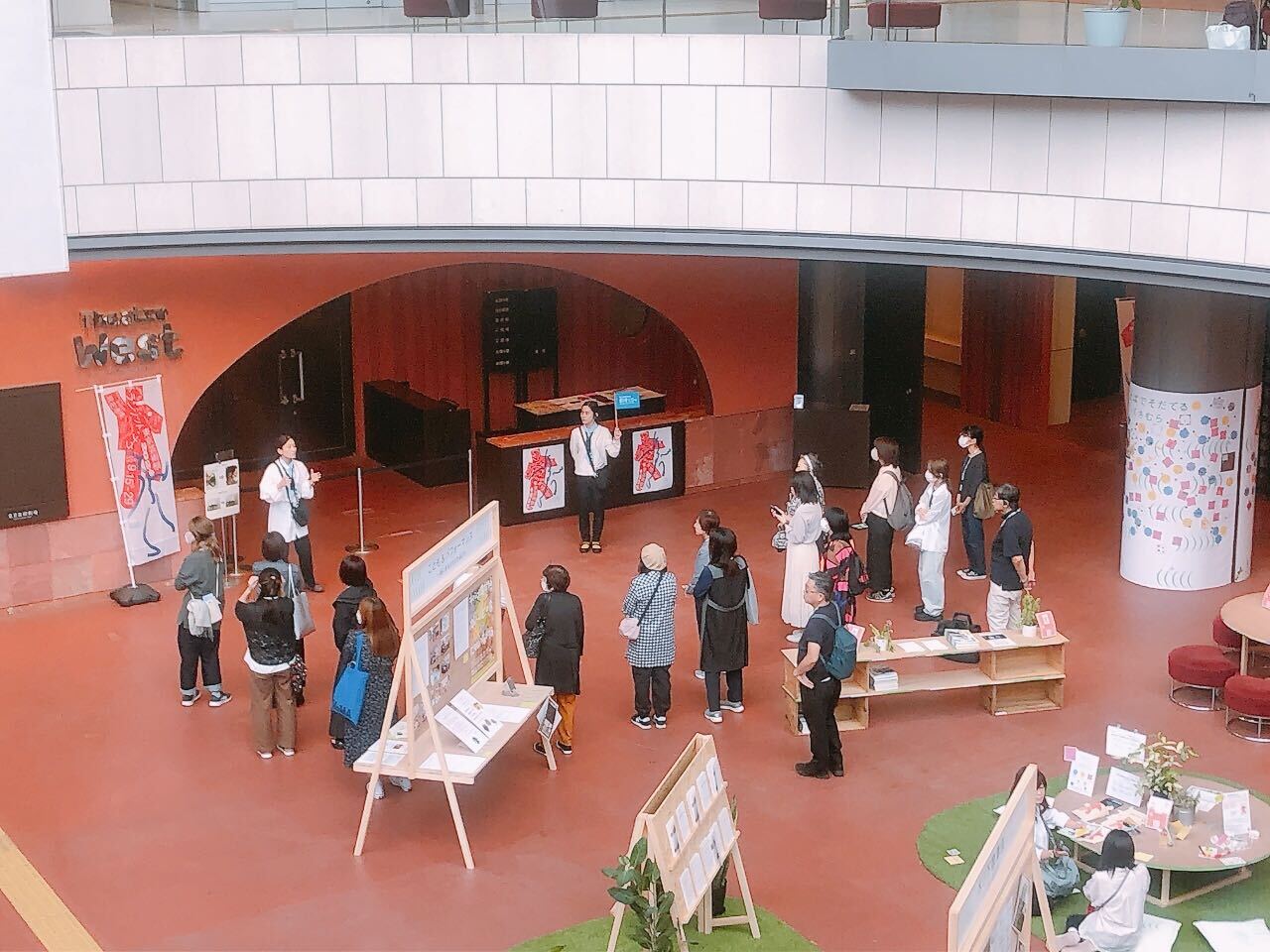 劇場ツアーの様子